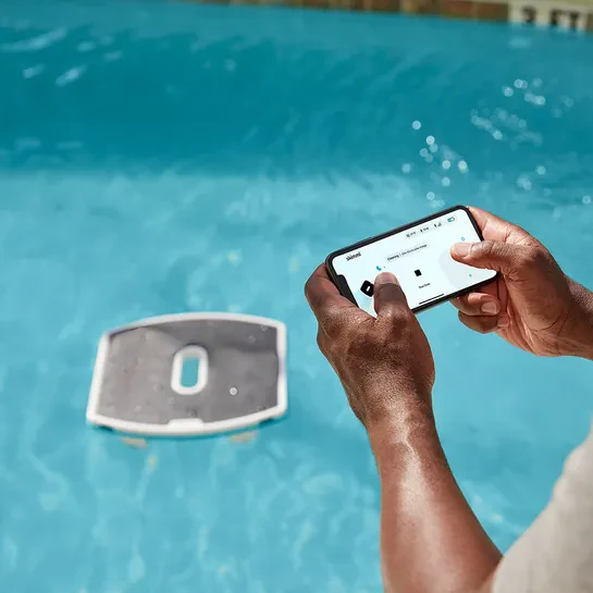 Robot de surface Skimmi de Maytronics pour piscines - Image 3