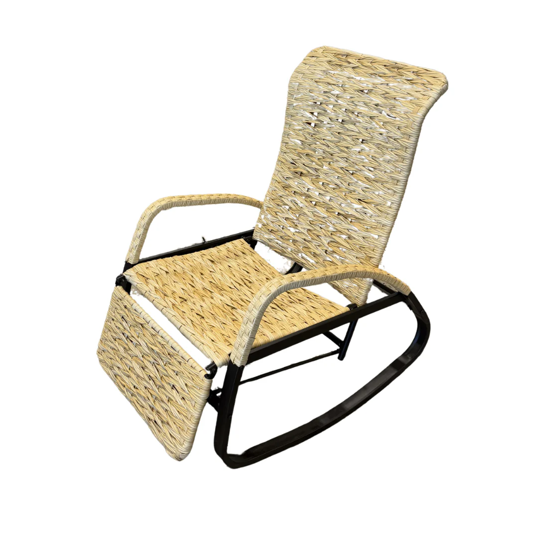 Chaise berçante en rotin avec structure noire - Démonstrateur avec imperfections