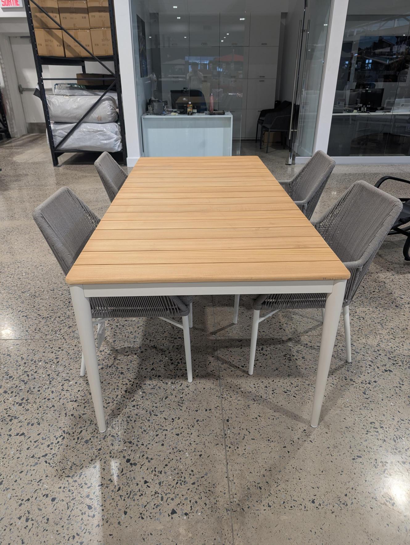 Table à dßner en teck Gunamatta - Démonstrateur avec imperfections - Image 2